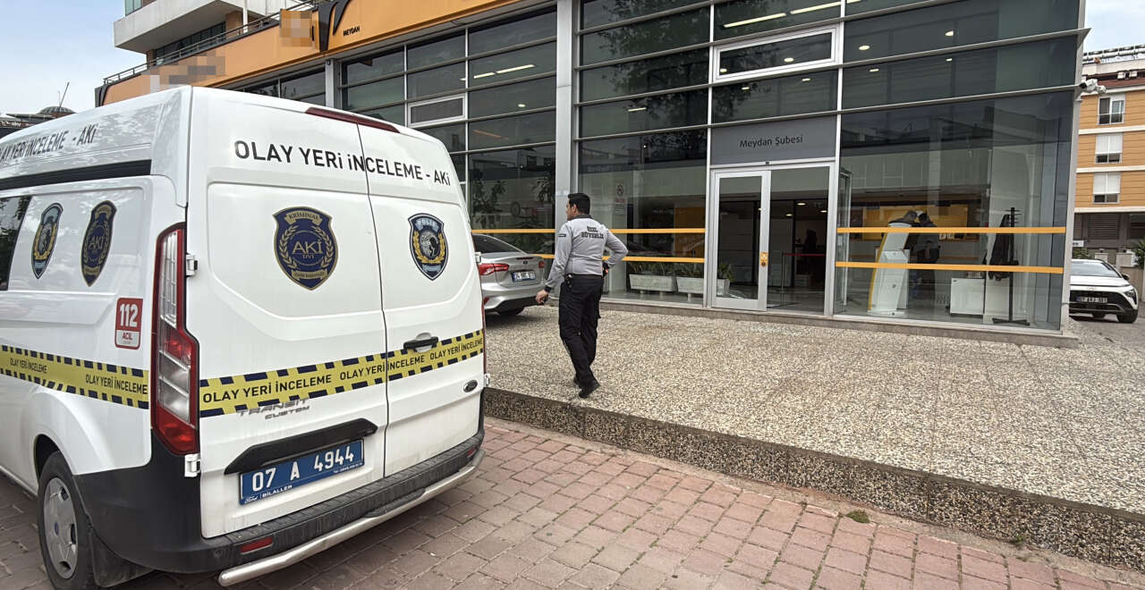 Banka şubesine saldırı! Kapıyı tekmeyle kırdı, sırra kadem bastı 4